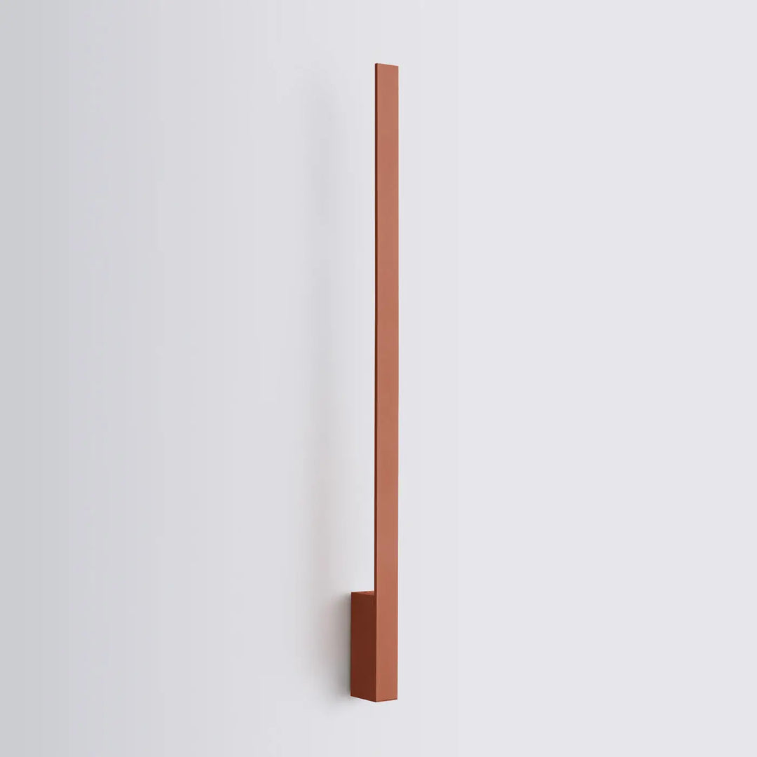 Applique murale lahti 90 led en rouge ocre avec boîtier allongé et effet lumineux unique au design géométrique minimaliste