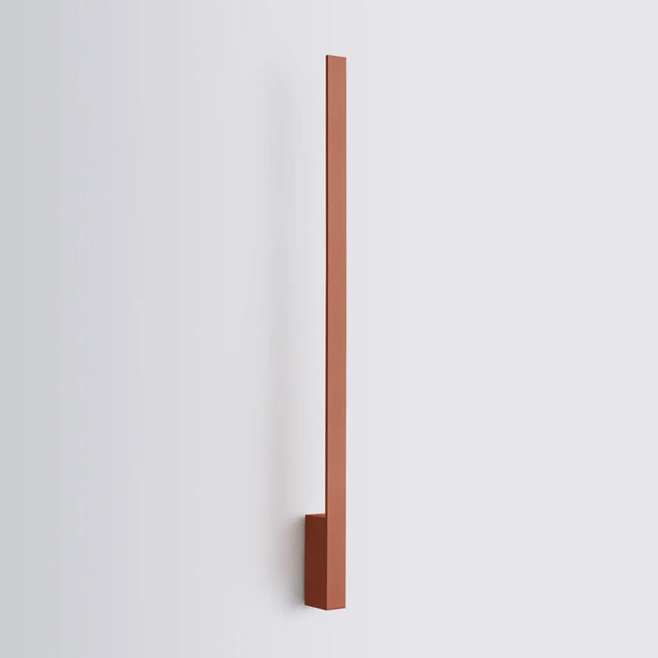 Applique murale lahti 90 led en rouge ocre avec boîtier allongé et effet lumineux unique au design géométrique minimaliste