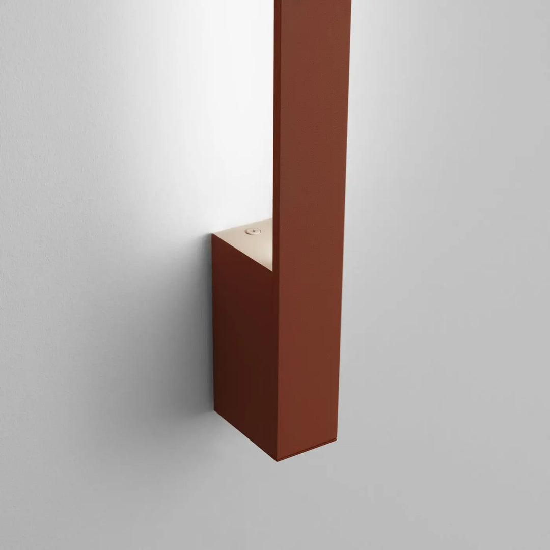 Applique murale lahti avec boîtier allongé en métal terracotta et base en bois beige pour un effet lumineux unique