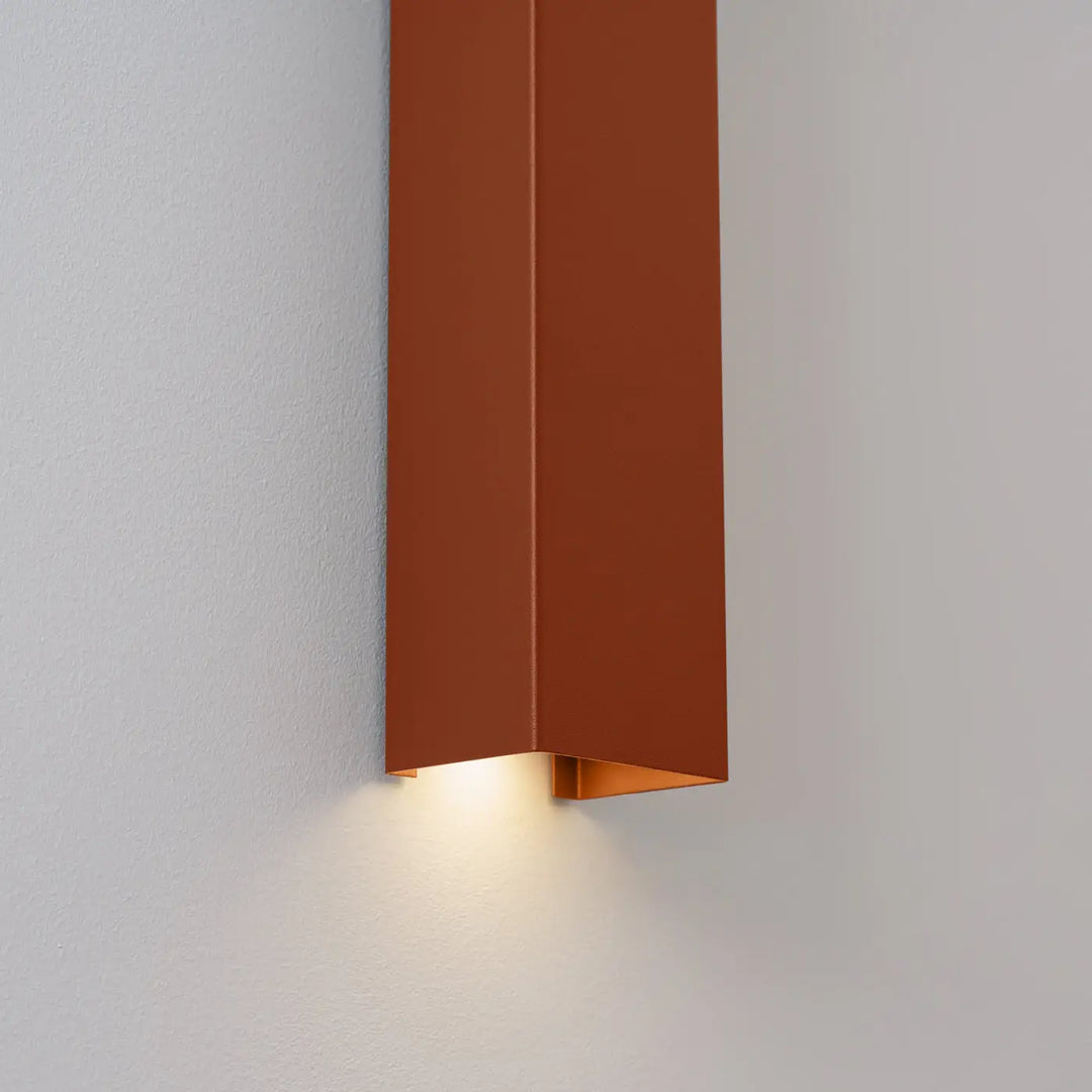 Applique murale freya 150 rouge ocre avec finition mate terracotta et lumière chaude de la collection cinq coloris