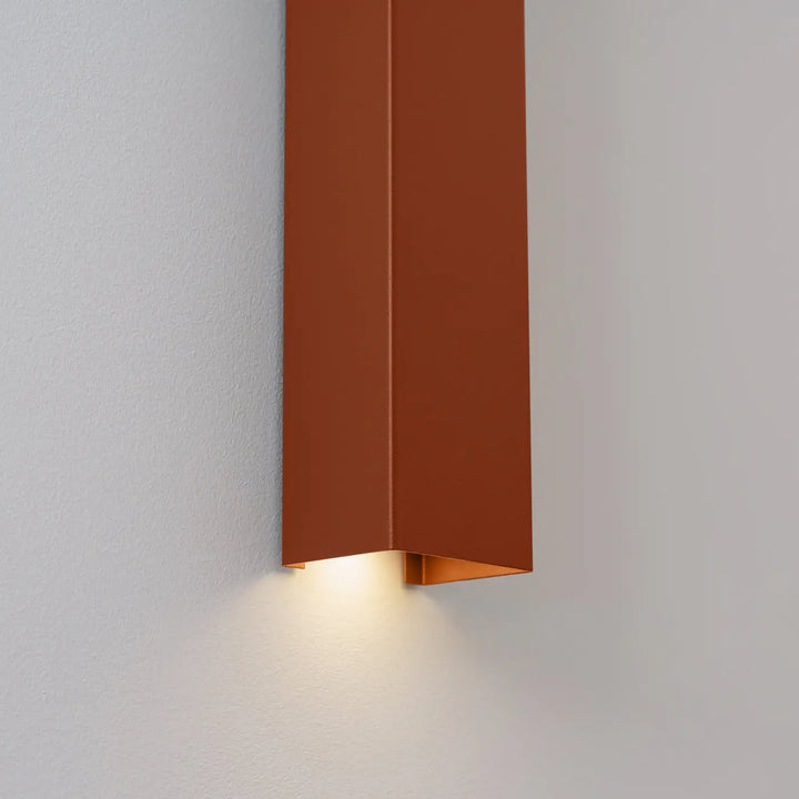 Applique murale freya 150 rouge ocre avec finition mate terracotta et lumière chaude de la collection cinq coloris