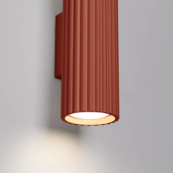 Applique murale karbon 20 rouge ocre en céramique avec ampoules gu10 interchangeables et design minimaliste