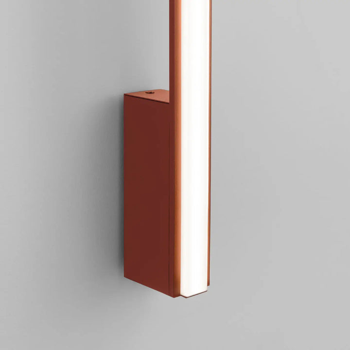 Applique murale lagom 90 en finition cuivre avec led verticale bicolore rouge ocre design minimaliste collection lagom allie