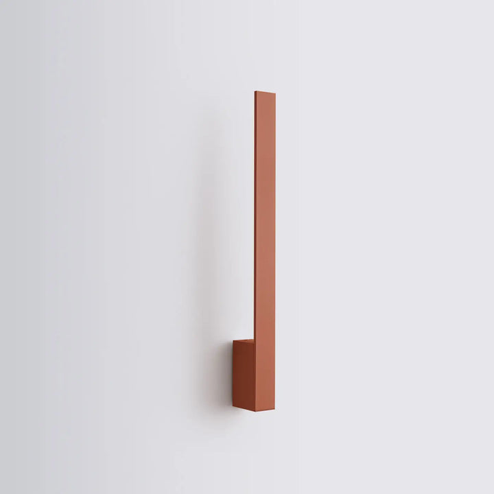 Applique murale minimaliste rouge ocre avec module led intégré et boîtier allongé au design rectangulaire