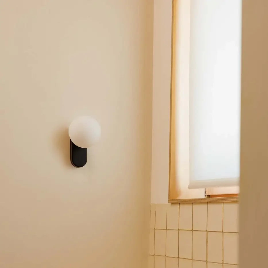 Applique Mabe noire dans un intérieur