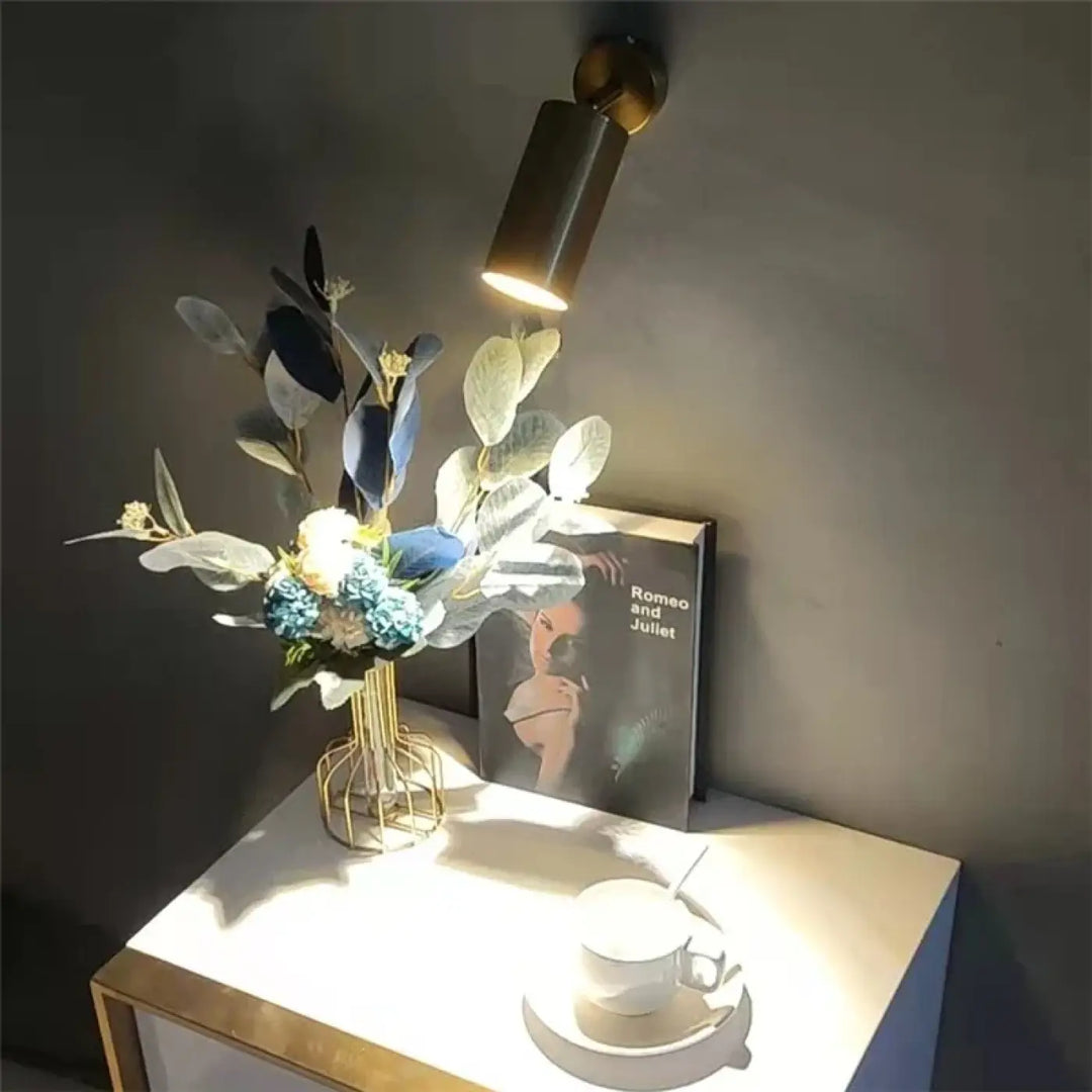 Applique murale cylia en laiton cylindrique avec éclairage chaud pour une ambiance élégante et contemporaine