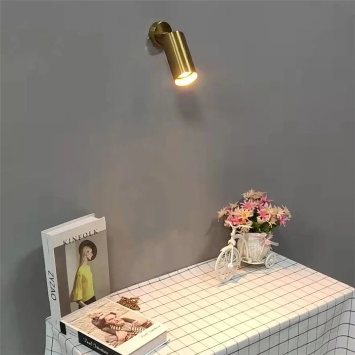 Applique murale cylia cylindrique en laiton avec lumière chaude pour un éclairage d ambiance élégant