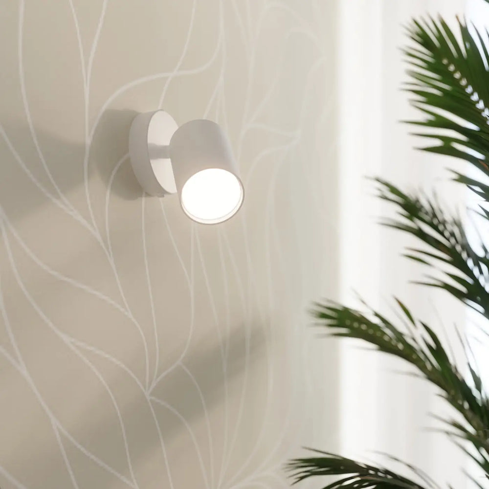 Applique murale Lemmi blanche à spot cylindrique orientable, vue rapprochée dans un intérieur contemporain