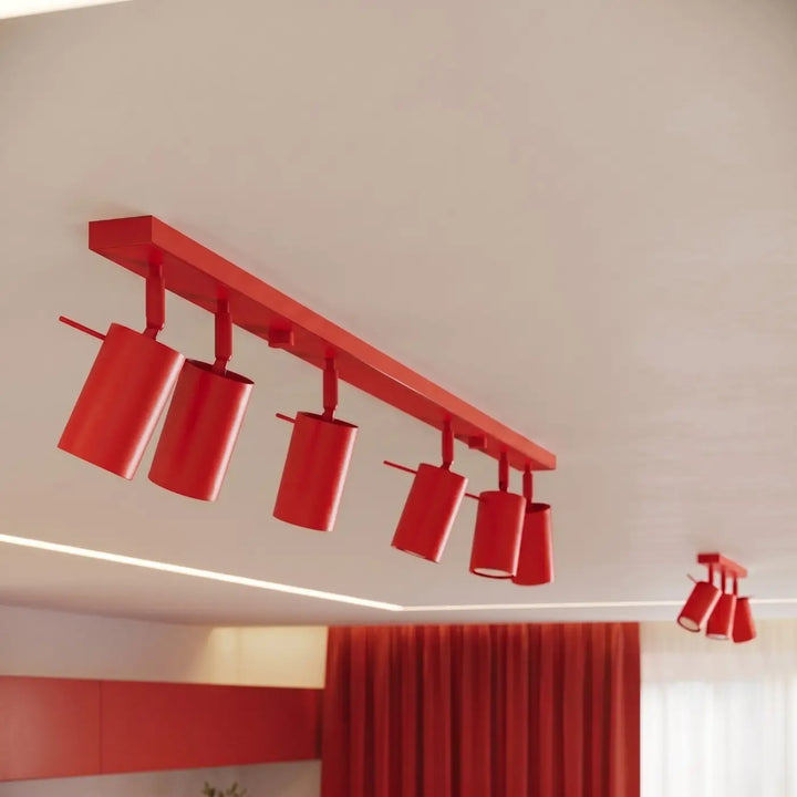 Applique murale rouge allumée, vue rapprochée