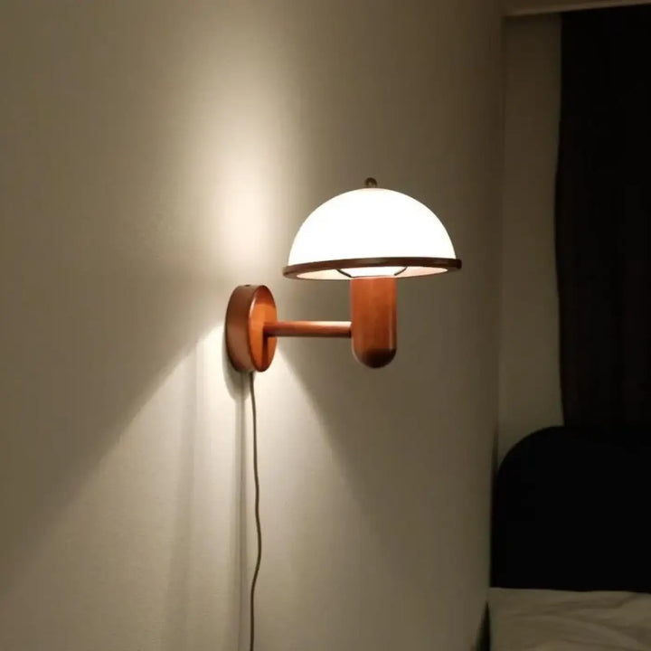 Applique murale standard avec un abat-jour en champignon

