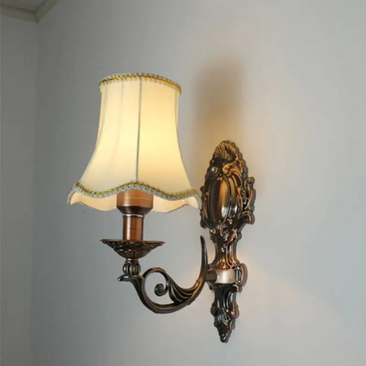 Applique murale style ancien en laiton et tissu blanc