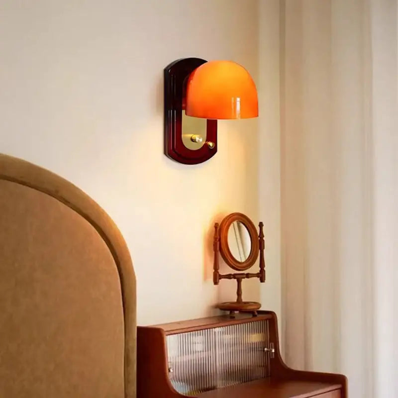 Applique murale avec support en bois marron et abat-jour orange

