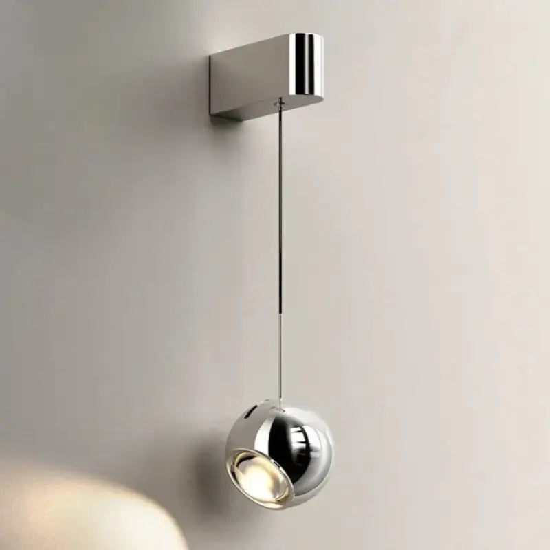 Applique murale suspendue avec une boule projetant la lumière

