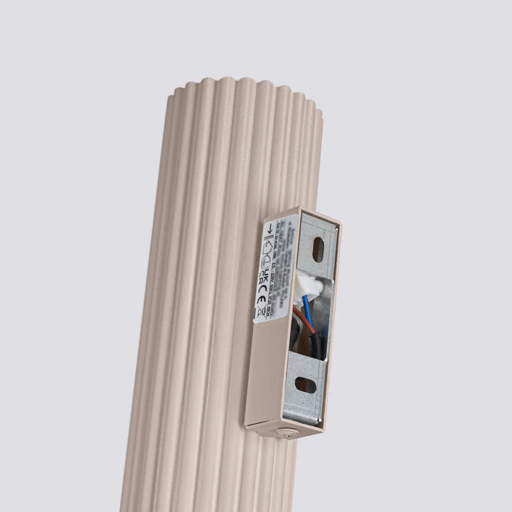 Applique murale karbon 30 taupe avec abat-jour cylindrique beige et support métallique design minimaliste plafonnier karbon allie ampoules gu10 interchangeables