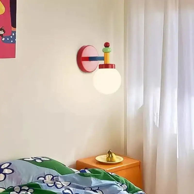 Applique murale tricolore idéal pour une chambre d'enfant

