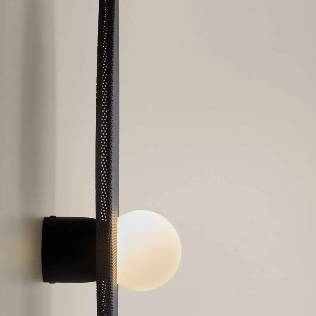 Détail du diffuseur en verre opale de l'applique Trip noire