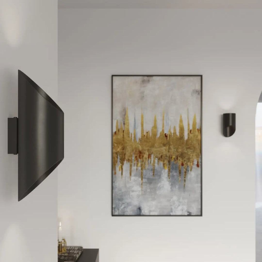 Applique murale noir près d'un tableau