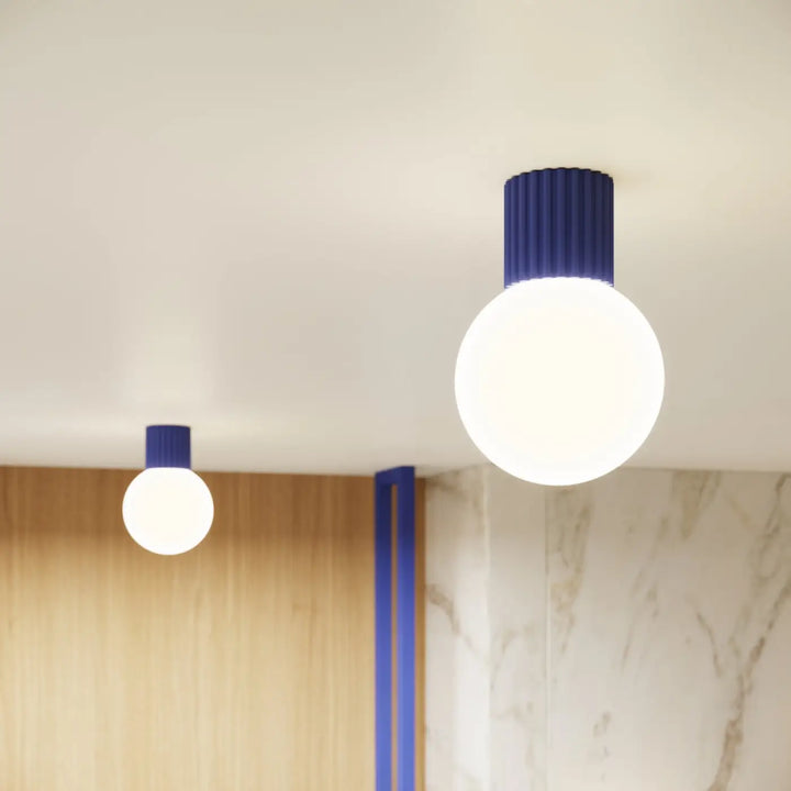 Applique murale lampe halo ultramarine avec corps cylindrique bleu côtelé et sphère laiteuse pour bureau décorative