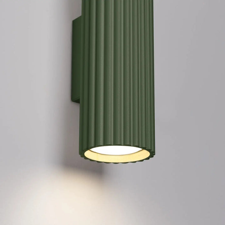 Applique murale karbon 30 vert olive en design minimaliste avec ampoules gu10 interchangeables et lumière diffuse