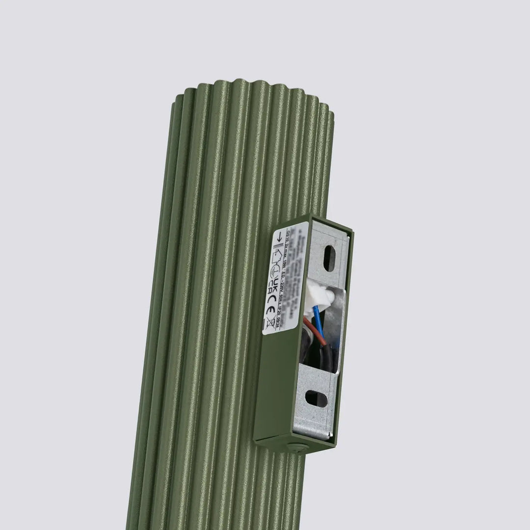 Applique murale karbon 30 vert olive en aluminium cannelé avec coffret électrique intégré design minimaliste plafonnier karbon allie ampoules gu10 interchangeables