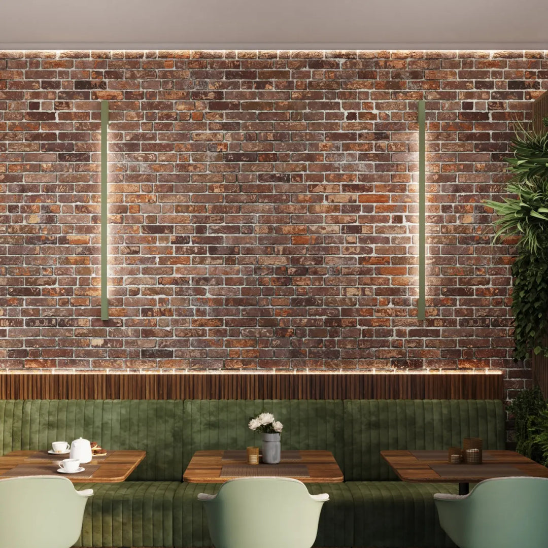 Applique murale lahti 50 led vert olive avec module led intégré et boîtier allongé sur mur ocre rouge en briques