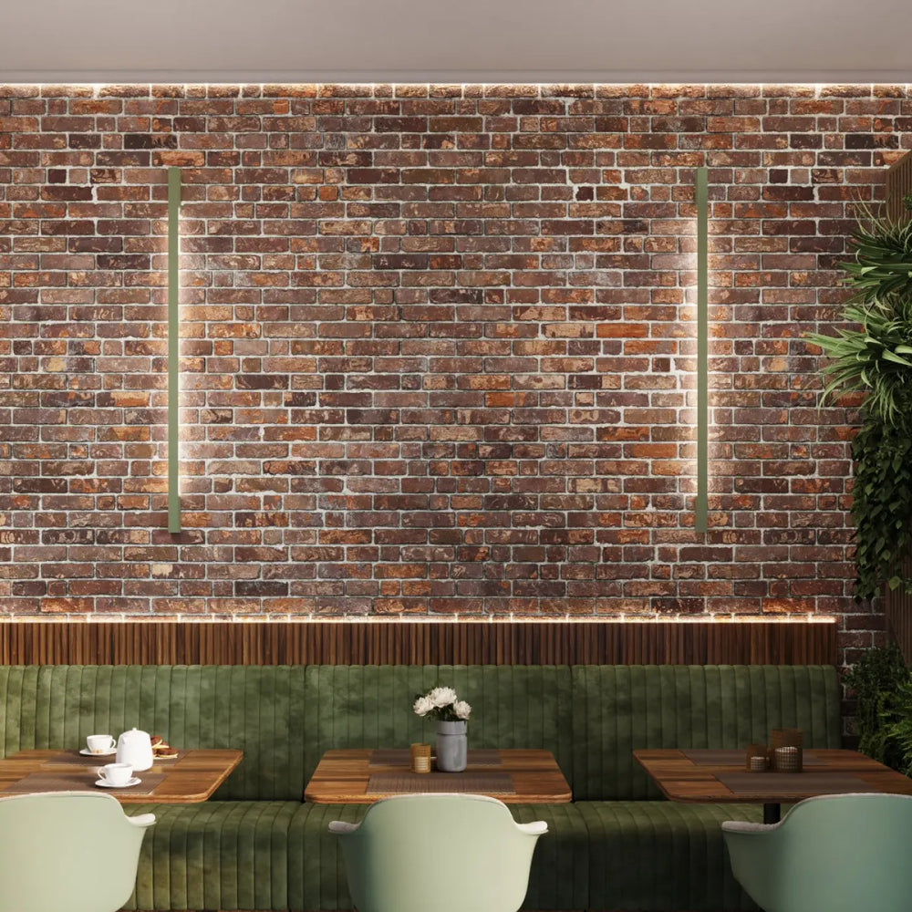 Applique murale lahti 70 led vert olive avec banquettes en velours vert olive et mur en brique ocre rouge rustique