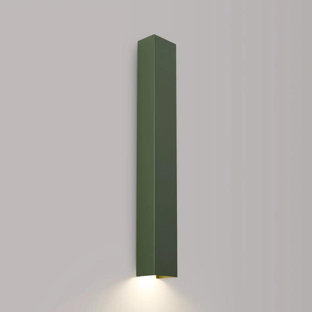 Applique murale freya 60 vert olive minimaliste avec finition métallique élégante et lumière chaude orientée vers le bas