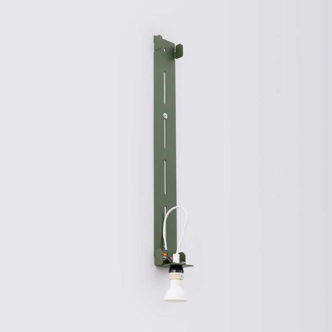 Applique murale freya 120 vert olive en métal avec ampoule conique blanche et câblage apparent de la collection cinq coloris