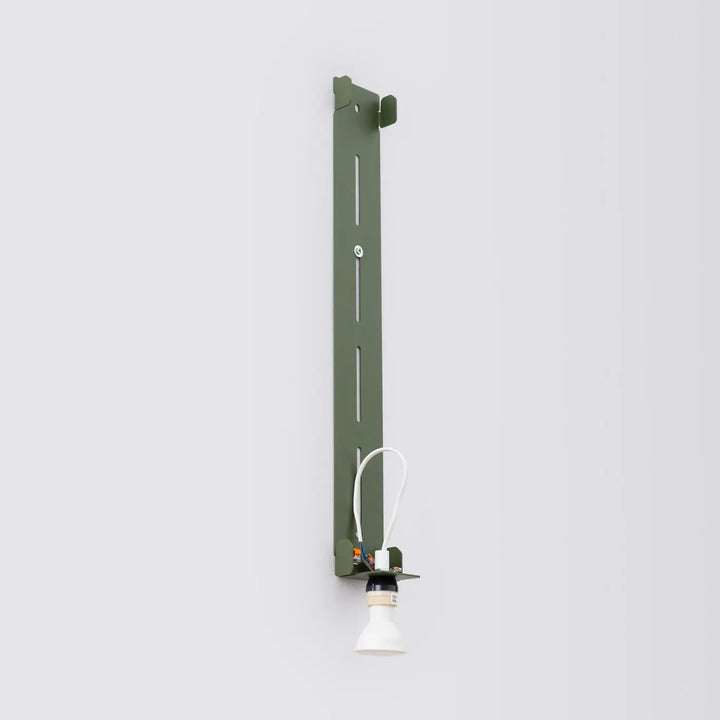 Applique murale freya 150 vert olive en métal avec ampoule conique blanche et câblage apparent de la collection cinq coloris