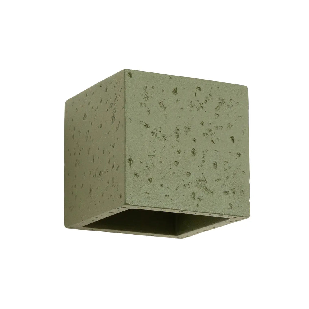Applique murale design contemporain en béton vert olive avec surface texturée et éclats, accent décoratif unique