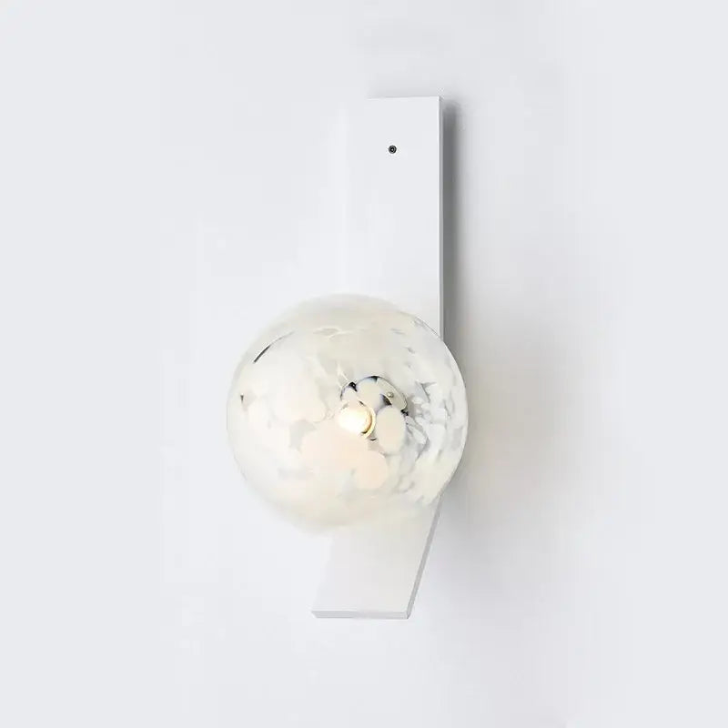 Applique Murale Verticale Dorée Avec Globes Soufflés Élégants