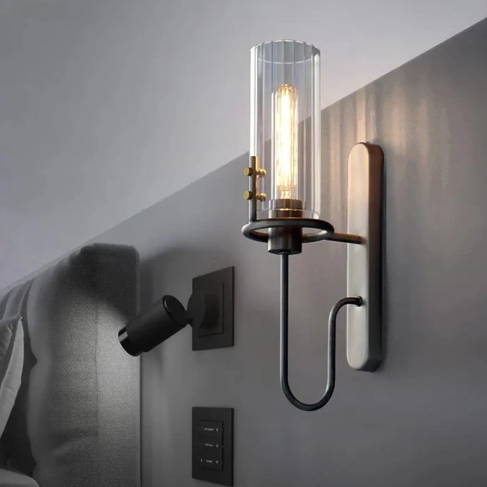 Applique murale industrielle loftia avec ampoule edison visible, abat-jour en verre transparent et support en métal noir mat