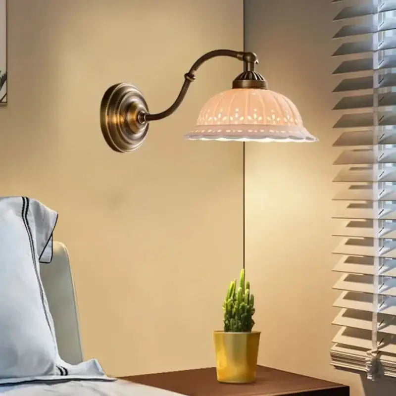 Applique murale vintage en verre crème et métal bronze