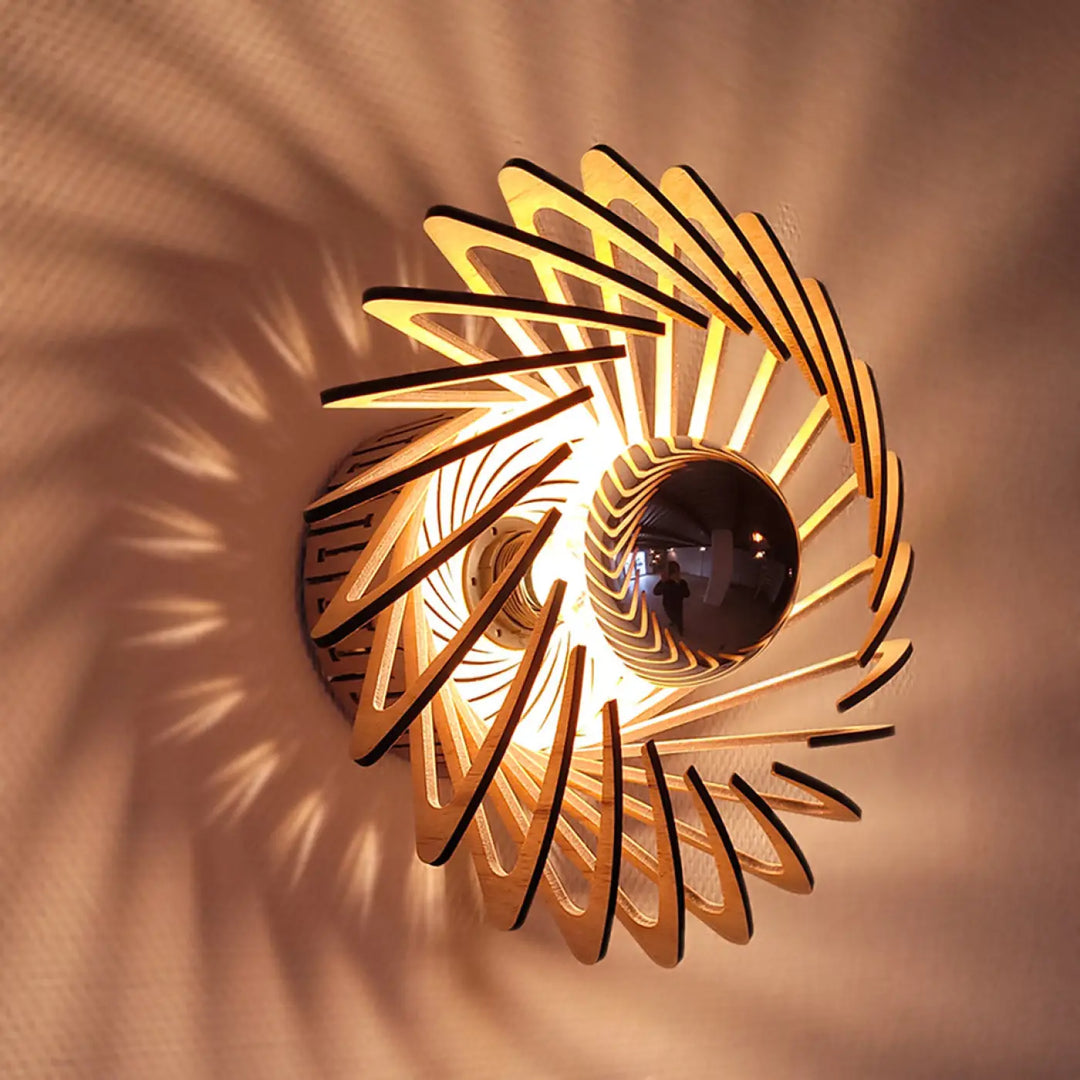 Une applique murale pianumayö en bois fsc avec lumière en spirale et sphère centrale réfléchissante bois fsc