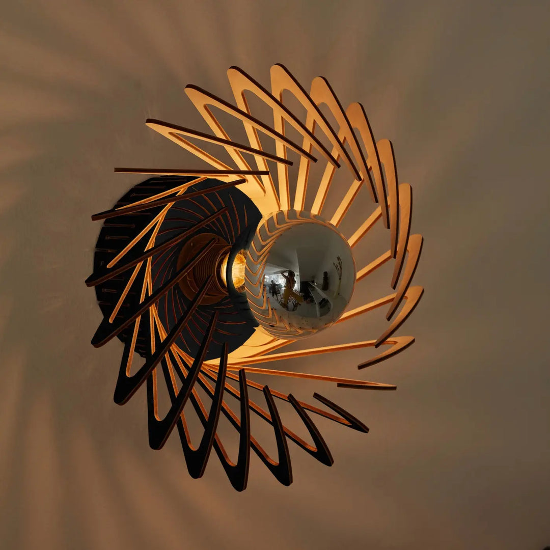 L’applique murale pianumayö avec design radial moderne en bois fsc doré et sphère centrale réfléchissante