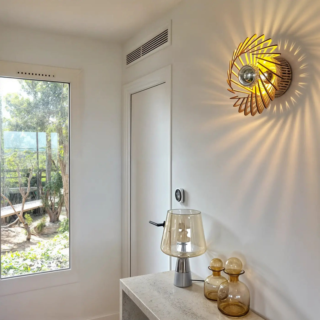 L’applique murale pianumayö sunburst dorée en bambou tressé avec bois fsc et ampoule centrale