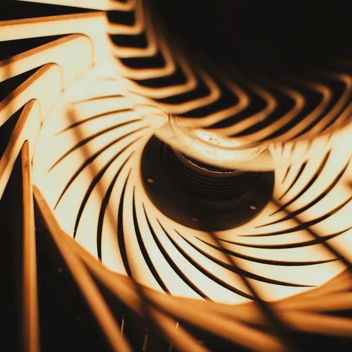 Une applique murale pianumayö en bois fsc avec cadre en bois et lumière spirale chaleureuse aux découpes circulaires