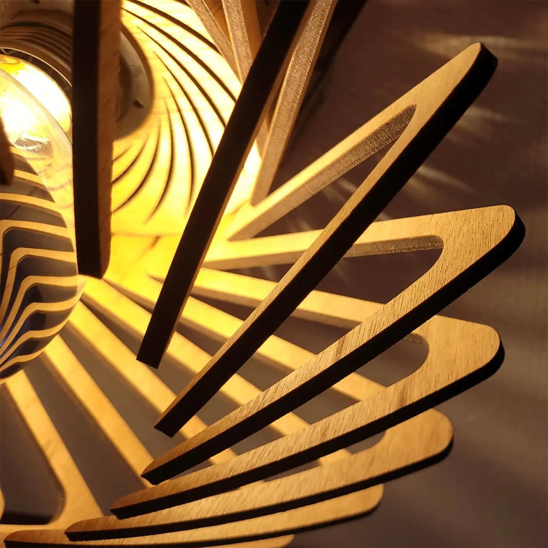 Une applique murale pianumayö en bois fsc avec un design en spirale à lamelles superposées tons chauds