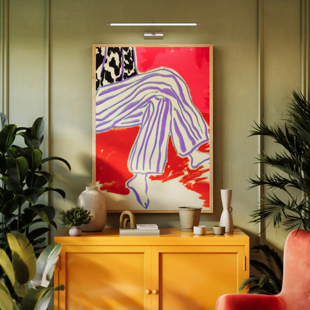 Applique murale fino tableau avec led intégrée et aluminium finition argent aux rayures rouges et violettes sur fond noir blanc