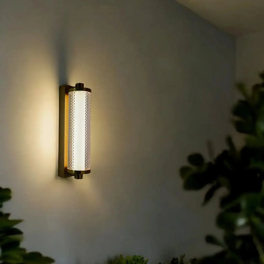 Applique murale tiffany en laiton moderne avec cylindre en verre givré texturé diffusant une lumière chaude