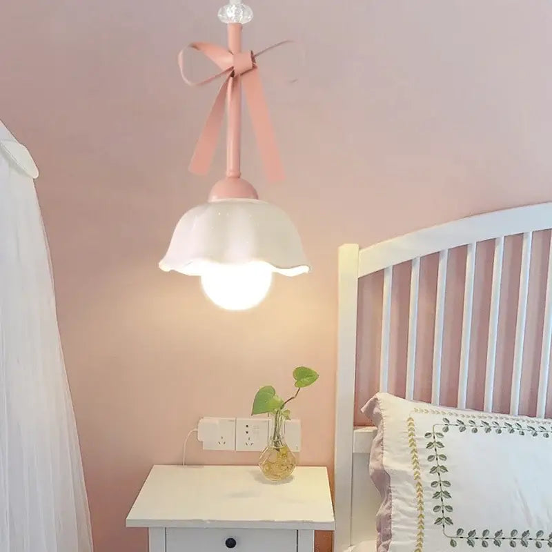 Suspension luminaire avec rubans roses et verre design