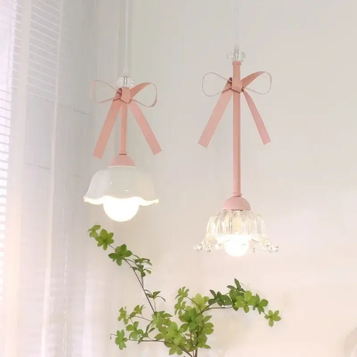 Suspension luminaire avec rubans roses et verre design