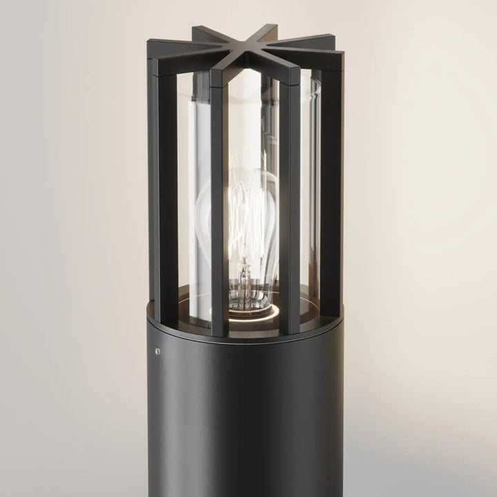 Borne extérieure barrel en métal graphite avec lanterne noire et verre transparent aux panneaux clairs et sommet étoile