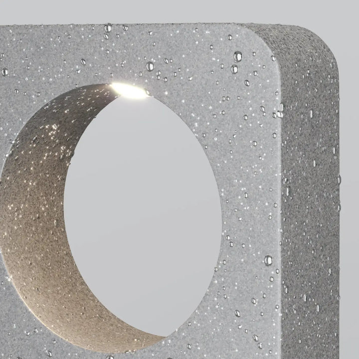Borne extérieure en béton gris avec texture et découpe circulaire idéale pour long d’une allée humide