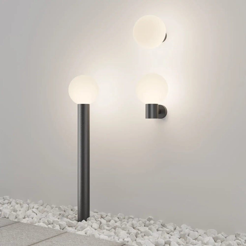Borne extérieure moderne en métal noir avec globe opale en verre dépoli pour une lumière douce élégante