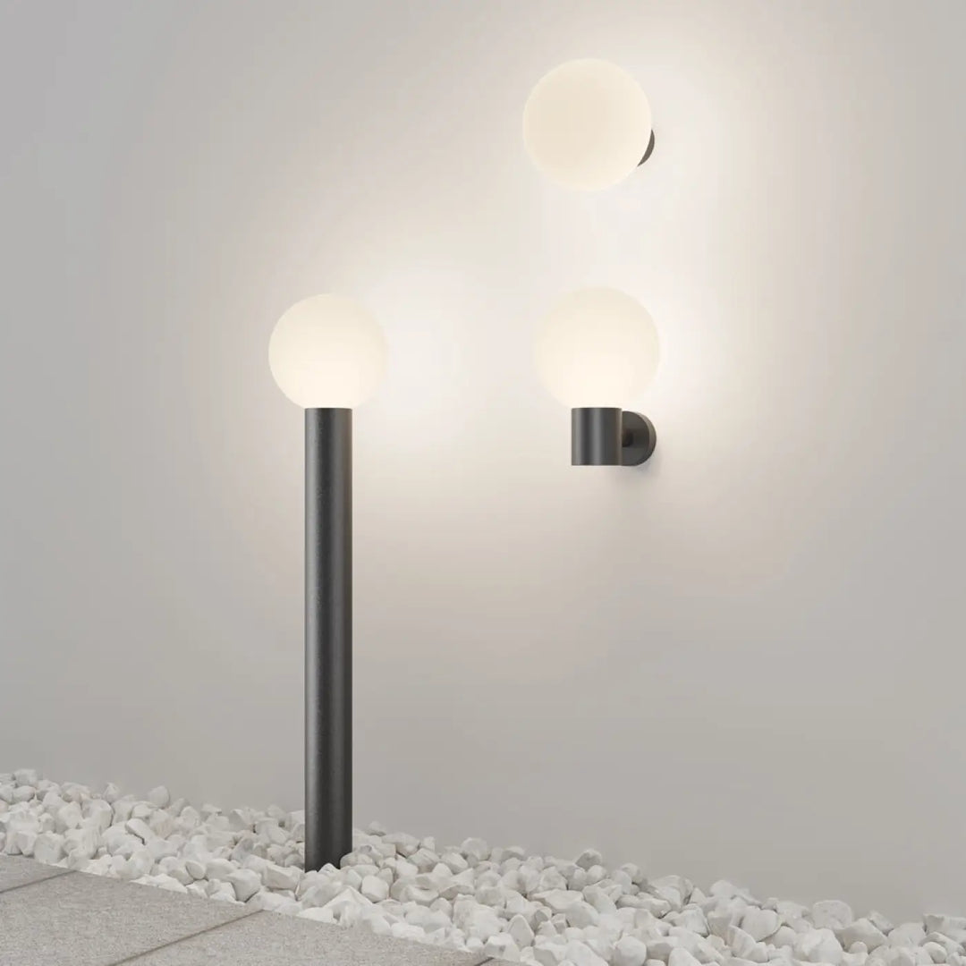 Borne extérieure moderne en métal noir avec globe opale en verre dépoli pour une lumière douce élégante