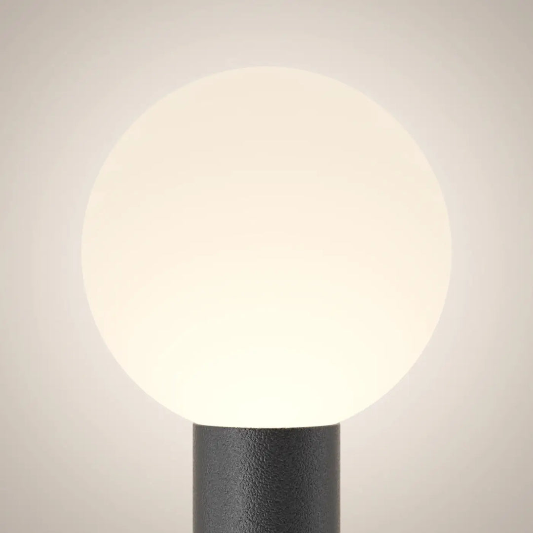 Borne extérieure bold globe noir avec globe opale en verre dépoli pour une lumière douce et élégante