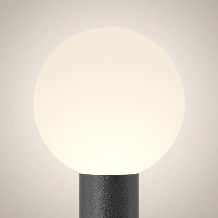 Borne extérieure bold globe noir avec globe opale en verre dépoli pour une lumière douce et élégante