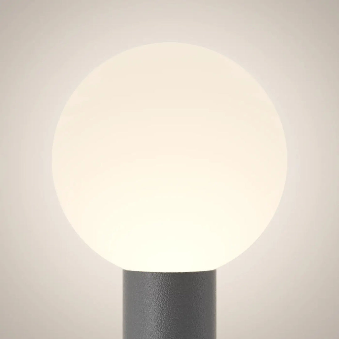 Borne extérieure bold globe opale avec lumière douce et globe blanc opalescent sur poteau gris mat