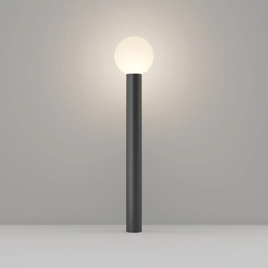 Borne extérieure noire cylindrique avec globe opale diffusant une lumière douce modèle bold globe